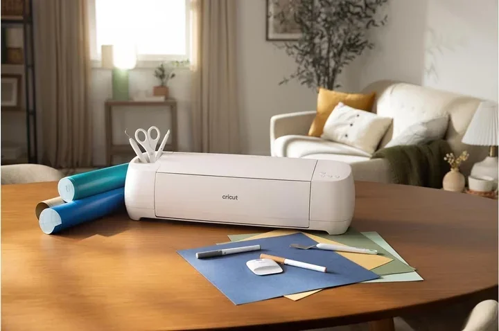 CRICUT Explore 4 Schneideplotter für Vinyl, Papier und Folie